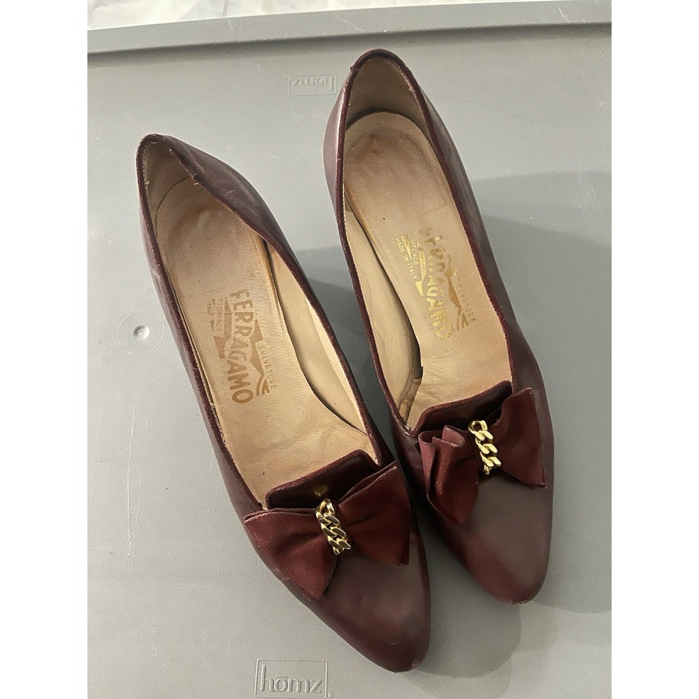 Salvatore Ferragamo Women's Pumps Soffio Bordeaux Bow W Chain 9AA Saks Exclusive - Picture 2 of 7